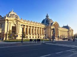 Le Petit Palais tværs over for le Grand Palais i Paris