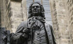 Statue af Johann Sebastian Bach ved indgangen til 'Thomaskirche' i Leipzig