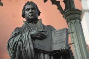 Martin Luther statue i Wittenberg. Johann Sebastian Bach bekendte sig til den lutheranske tro.