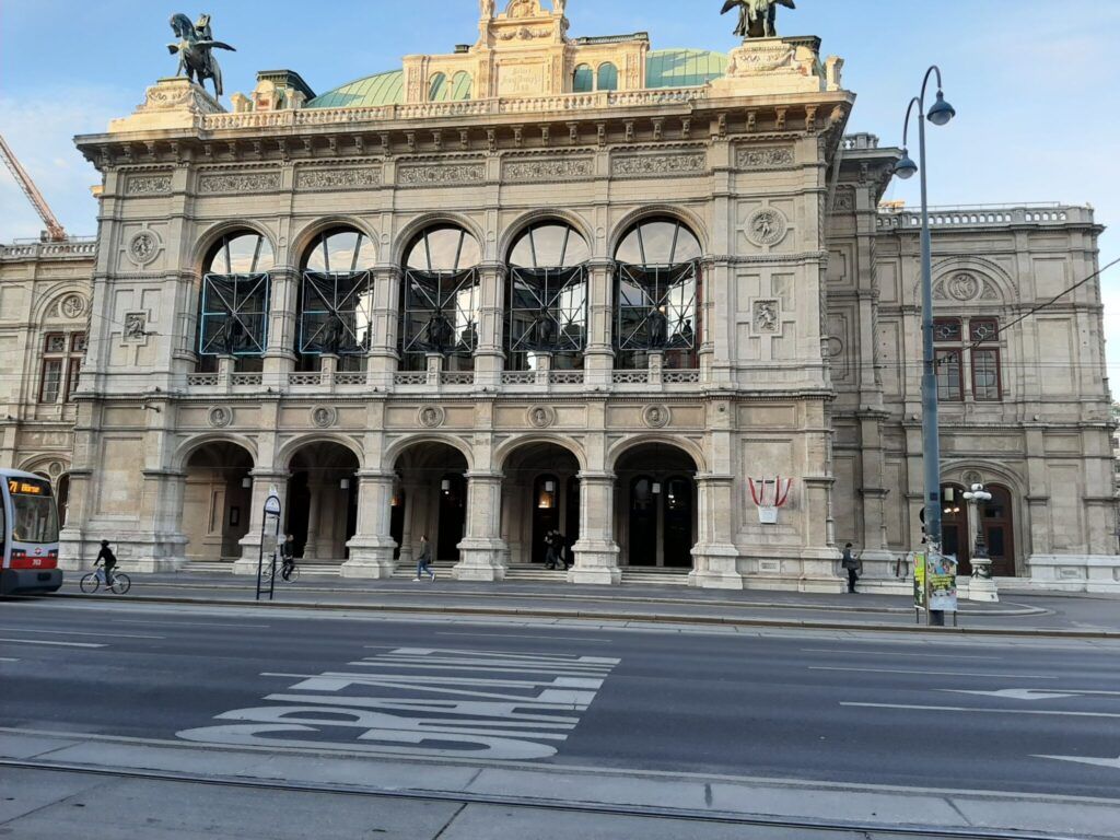 Facaden til Wiener Staatsoper. Operaens ypperste tempel.