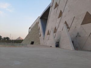 The Grand Egyptian Museum med Keops pyramiden i baggrunden