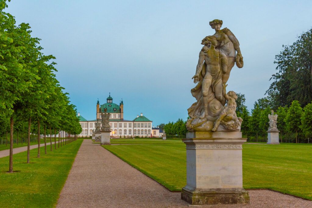 Fredensborg slot, kongeparrets sommerresidens, set fra Esrum sø