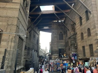 Al Dabab moské-porten der leder ind til tusindvis af småhandlende