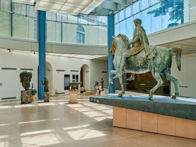 Interiør Musei Imperiali i lokalet med Marcus Aurelius rytterstatuen og la Lupa Capitolina, Roms vartegn.