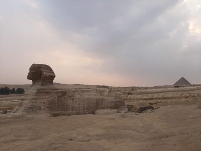Sfinksen med Menkaure-pyramiden i baggrunden.