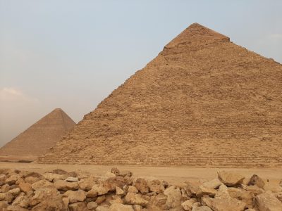 to ud af de tre Giza-pyramider