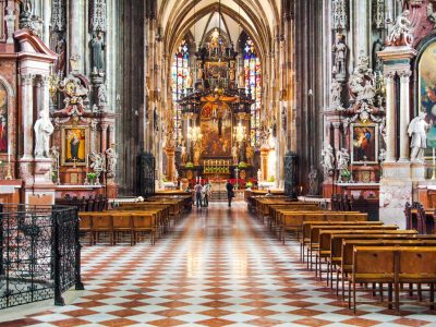 interior af Domkirche St. Stephan hvor Wolfgang Amadeus og Constanze Mozart blev viet.