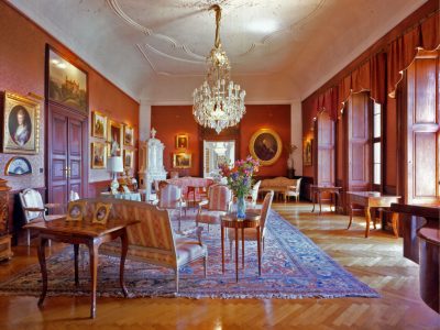 Roter Salon, prinsesse Anita von Hohenbergs sal til reception for prominente gæster - som os.